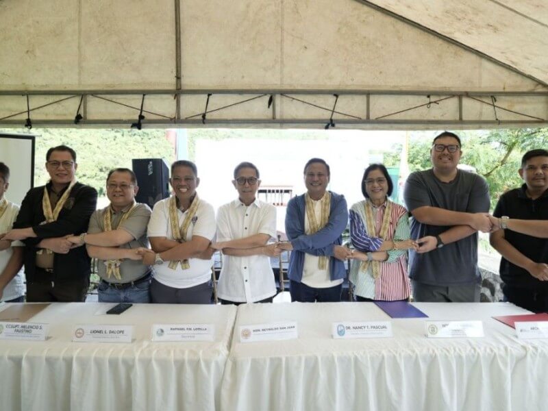 Environment and Natural Resources Secretary Raphael P. M. Lotilla joins Tanay Mayor Rex Manuel Tanjuatco and officials from the Provincial Government of Rizal, Department of the Interior and Local Government (DILG), the Bureau of Corrections (BuCor), A Brown Company, Inc., the University of Rizal System (URS), and the National Commission on Indigenous Peoples (NCIP) during the signing of the memorandum of agreement for Project TRANSFORM&rsquo;s &ldquo;Regenerative Tourism for Resilient Tanay&rdquo; project. | Contributed photo &nbsp;(Click the photo to view full image)
