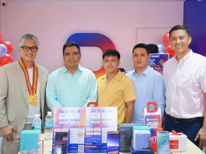 DITO Chief Revenue Officer Atty. Adel Tamano joins Mr. Richard Lorenzo, the franchisee owner of the DITO Authorized Dealer Store in Muntinlupa City during its store opening./Photo from DITO&nbsp;