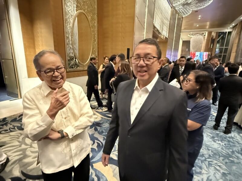 Former Chief Justice Artemio Panganiban seen with Philippine Star and BusinessWorld president and CEO Miguel Belmonte./Photo by Miguel R. Camus&nbsp;