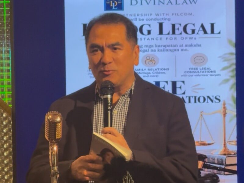 DivinaLaw founder Nilo Divina addresses Filipino workers at a Tokyo karaoke bar, where his team offered free legal advice on jobs, property, citizenship and divorce./Photo by Miguel R Camus&nbsp;