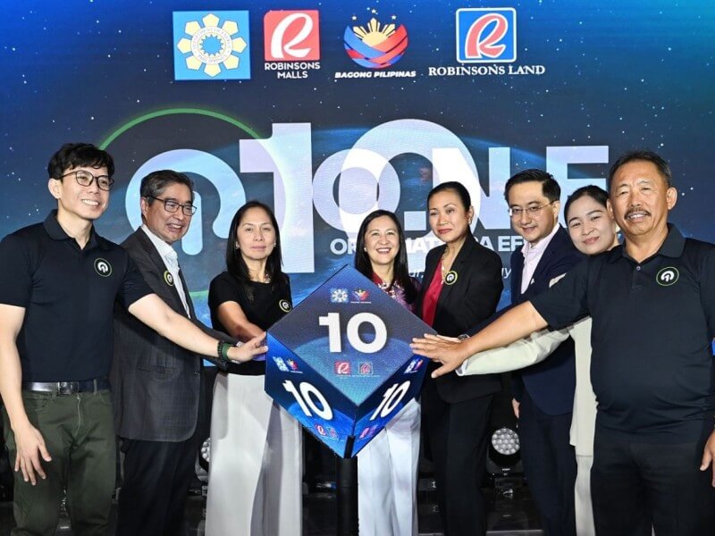 Leading the event were (from left) Patrick T. Aquino, CESO III, Director, Energy Utilization Management Bureau; Lance Gokongwei, president and CEO of JG Summit Holdings Inc.; Energy Secretary Sharon S. Garin; Quezon City Mayor Joy Belmonte; Mybelle V. Aragon-GoBio, president and CEO of Robinsons Land; Faraday Go, EVP and group business unit GM &nbsp;of Robinsons Land; Ma. Kristina Real-Lim, deputy business unit GM of Robinsons Malls; and Mario C. Marasigan, Energy Undersecretary. | Contributed photo
