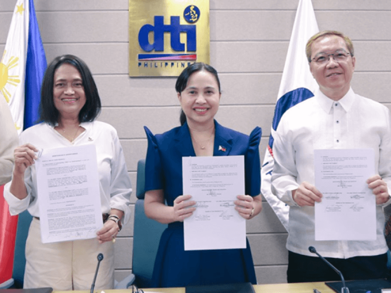 From left: JFC vice president and head of public affairs Atty. Raul Academia, DTI-ROG Undersecretary Blesila A. Lantayona, Trade Secretary Cristina A. Roque, JFC Philippines CEO and head for Jollibee Global Joseph Tanbuntiong, JGF president Ma. Gisela Tiongson./ Photo from DTI ( Click on the photo to ​view full image)