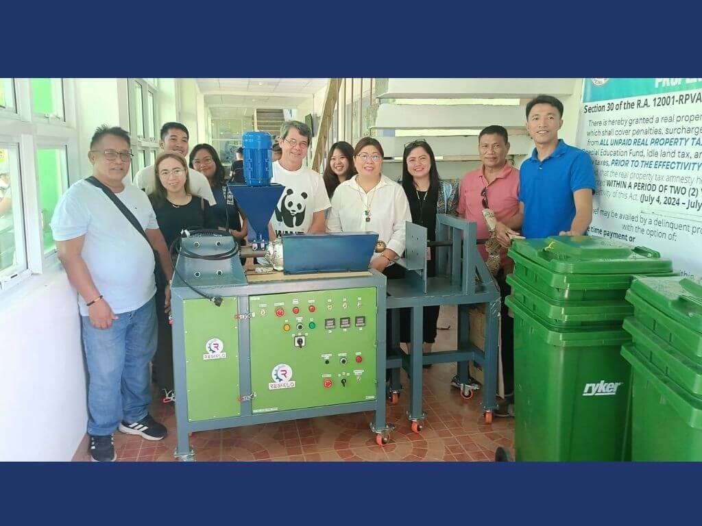The plastic extruder machine turnover. &nbsp;(1from left): Nickell Bailon (WWF communications officer), Sharmaine De Guzman (WWF admin assistant), Cavin Vibar (WWF site coordinator), John Robert Lipata (WWF site coordinator), Manuel Narvadez Jr. (WWF program manager, Bicol program), Mayor Angie C. Arandia, Catherine Sy (MENRO ESWM focal person), Richelle Ba&ntilde;adera (WWF site coordinator), Antonio Oliver (Oliver&rsquo;s Welding Shop), Henry Pocaan (Brgy. Marigondon Captain), and Alberto Lumangaya (Brgy. Banawan Captain). | Contributed photo