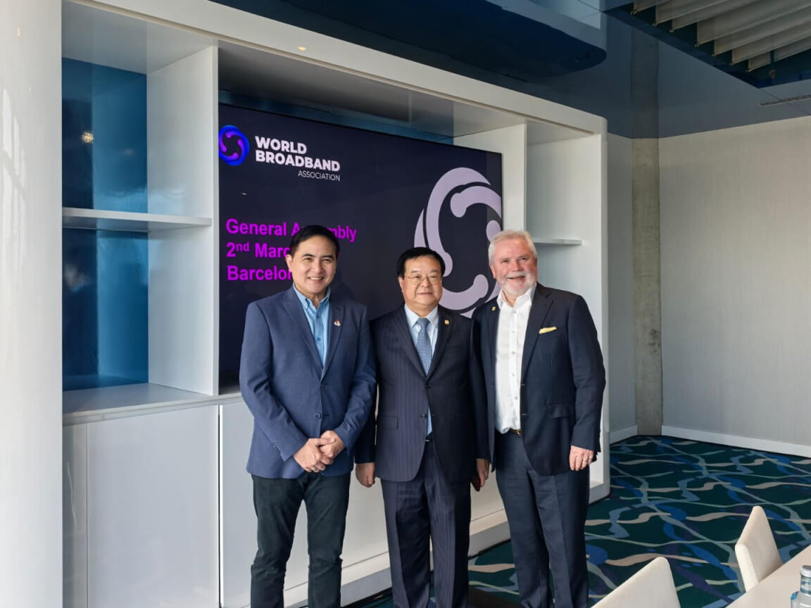 (From left) Darius Delgado, Globe chief commercial officer; Li Zhengmao. WBBA board chair, Martin Creaner, WBBA director general/ Photo from Globe