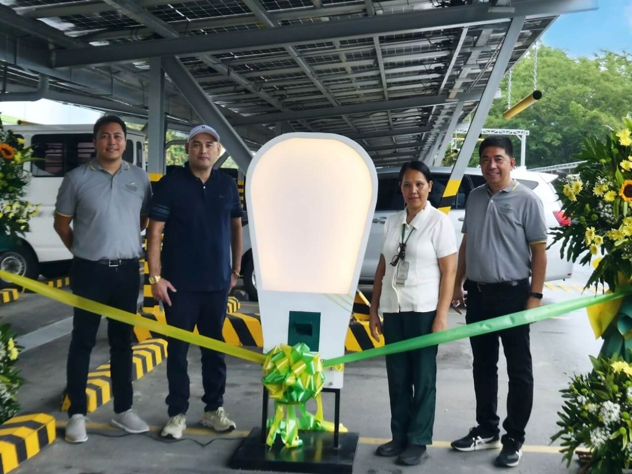 Ferdinand Vargas (second from left), chair of Barangay Maahas, and Mercy Torres (third from left), branch manager of South Supermarket-Los Banos, lead the ceremonial switch-on at the supermarket&rsquo;s Los Ba&ntilde;os branch. Joining them are Mark Malabanan (left), head of solar and commercial business development of First Gen Energy Solutions Inc. (FGES), and Ed Del Rosario, head of technical services of FGES.| Contributed photo