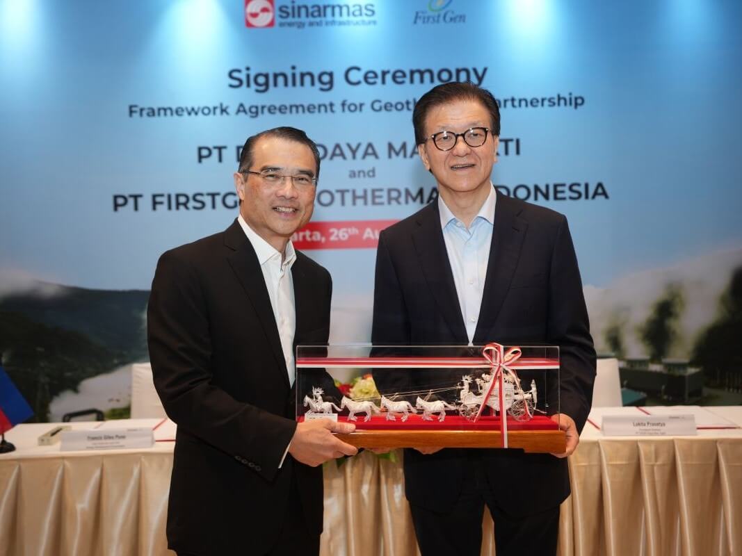 Federico Lopez, chair and CEO of First Gen Corp. and Energy Development Corp., receives a memento from Frankie Oesman Widjaja, chair of PTDian Swastatika Sentosa Tbk (DSSA), to mark the partnership between both companies to jointly explore the development of about 400MW of geothermal energy in Indonesia. The agreement was signed  on Aug. 26, 2025 in Jakarta, Indonesia./ Photo from First Gen