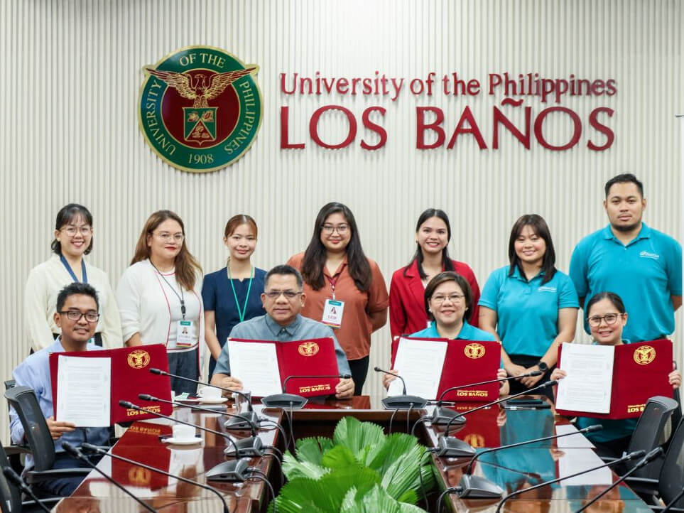 UPLB Chancellor Dr. Jose V. Camacho, Jr. (second from left, seated) and First Gen VP Shirley H. Cruz (third from left, seated) signed the MOA establishing the landmark partnership between UPLB and the Lopez-led clean energy company.  UPLB Technology Transfer and Business Development Office director Emil John C. Cabrera (extreme left, seated) and First Gen senior manager Janice O. Dugan (extreme right, seated) served as witnesses to the MOA signing. Also in photo are other officials and employees of both UPLB and First Gen./ Photo from First Gen