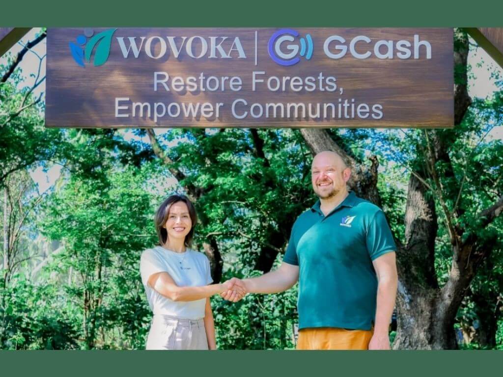 From left: &nbsp;GCash general manager of sustainability and corporate communications Michelle Fernandez with Wovoka chief executive officer Lee Pearson. | Contributed photo