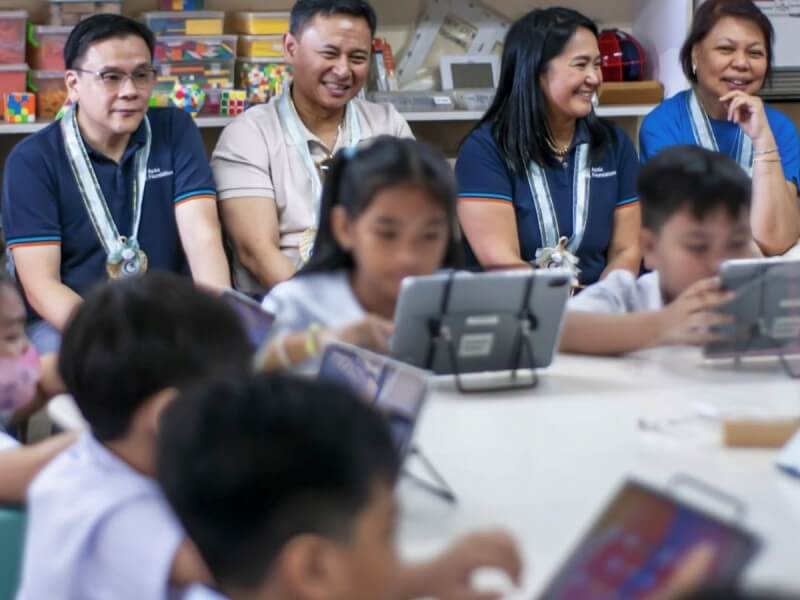 Education Secretary Sonny Angara joined Ayala Foundation president Tony Lambino, Ayala Foundation senior director for Big Bets in Education Maria Margarita E. Trinidad, and Globe chief sustainability & corporate communications officer Yoly Crisanto in observing students at CENTEX Manila as they use tablets from Globe to access Khan Academy last January. / Photo courtesy of Ayala Foundation Inc.