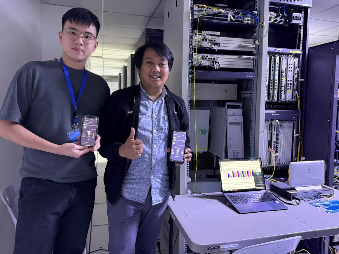  Huawei technical engineer Wong Yuk Han (L) and Mark Brian Suano, Globe Solutions architect, during the pilot testing of 50GPON technology./ Photo from Globe