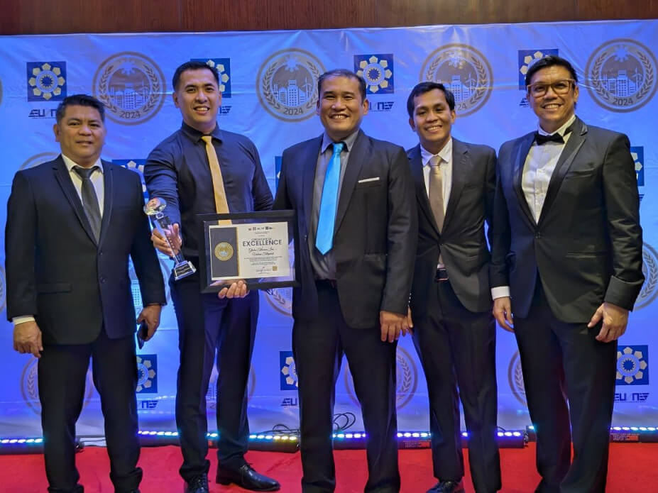 Globe representatives receive the special award from the Department of Energy.  (From left ) Dan Yarcia, director of facilities management; Lester Lualhati, manager - energy management; Vercheer Dela Cruz, senior expert - energy management; John Zuniga, property management; Raymond Aguilar, vice president - enterprise risk and corporate property.