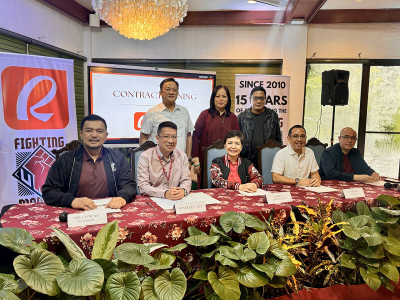 (Seated from left): Bo Perasol, UP Office for Athletics and Sports Development Director; Stanley Co, Robinsons Retail COO; Robina Gokongwei-Pe, Robinsons Retail president and CEO; Jed Eva, nowheretogobutUP chair; Goldwin Monteverde, UP Men’s Basketball Team coach. (Standing from left): Atty. Angelo Jimenez, UP president; Atty. Edlyn Verzola, UP president’s wife; Renan Dalisay, nowheretogobutUP founder.