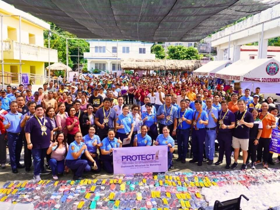 Residents of Batanes and the contingent of the 2025 GPS ² Batanes Province Outreach from Metrobank Foundation Outstanding Filipinos alumni networks, government, private, and civil society organizations. | Contributed photo