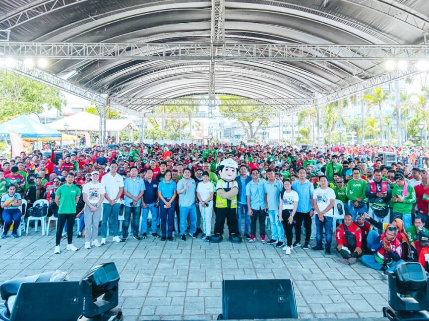 Thousands of Cebuano Grab and MOVE IT drivers and riders gathered at the Plaza Independencia to participate in a day-long workshop on road safety with the safety teams of the ride-hailing platforms, CEMEX, and the Cebu City Police. (Photo courtesy of Grab Philippines)