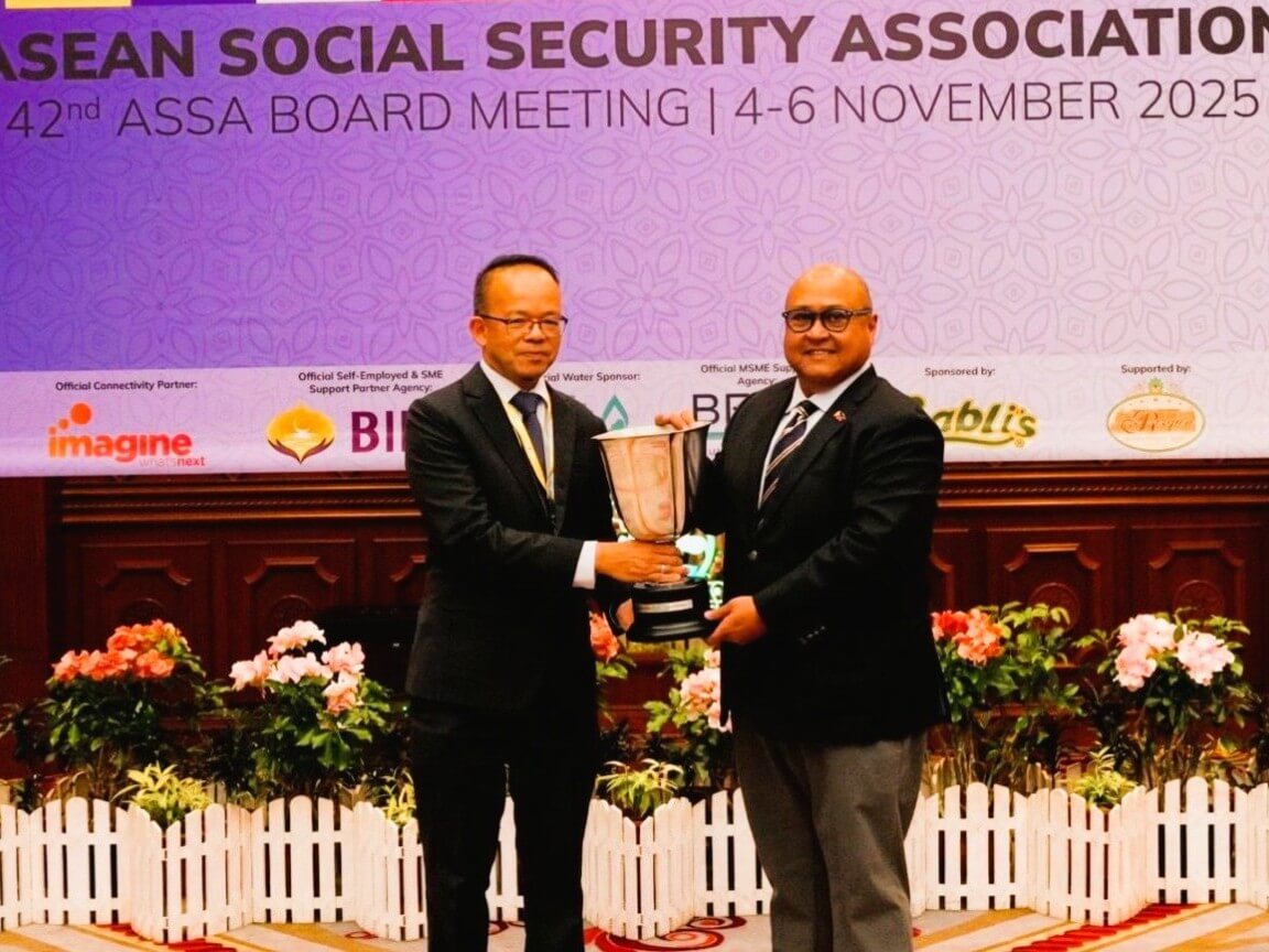 GSIS President and General Manager Wick Veloso (right), after a productive term as chair of the ASEAN Social Security Association (ASSA) for 2024-2025, formally hands over the chairmanship to his successor, Azmilen Haji Ramlee (left). Ramlee, the Interim Managing Director of Brunei's Employee Trust Fund, will lead the association for the 2025-2026 term.| Contributed photo
