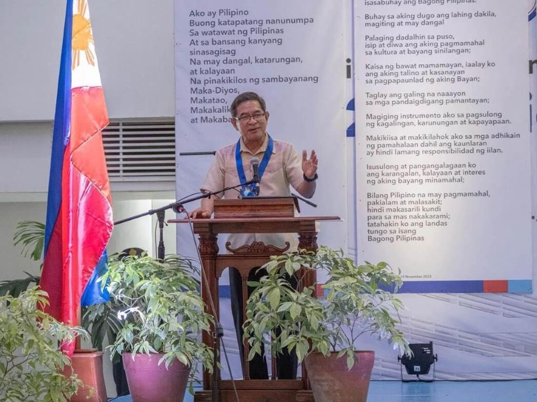 ARTA Director General Ernesto Perez commends GSIS for its  adoption of digital platforms such as the GSIS Touch app and online claims services./ Photo from GSIS 