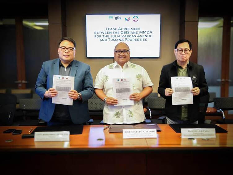 GSIS President and General Manager Wick Veloso (center), MMDA Chair Romando Artes (left), and MMDA General Manager Procopio Lipana (right) showcase the signed agreement that extends MMDA’s use of GSIS properties for urban traffic management and road safety initiatives./Contributed photo