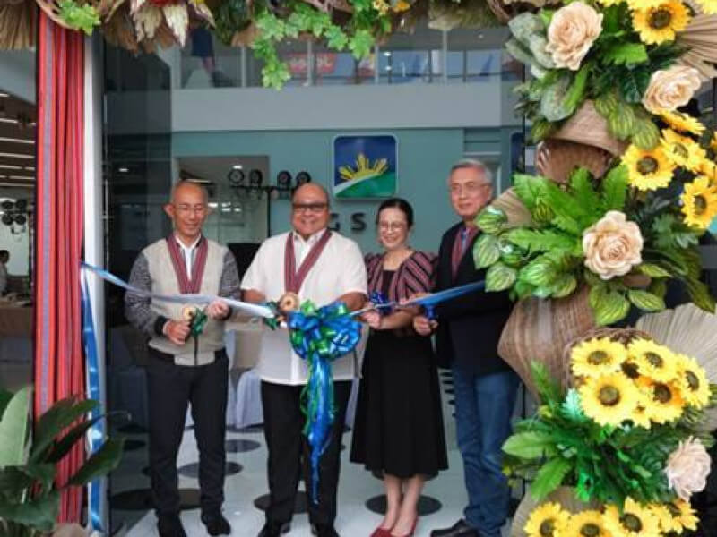 GSIS President and General Manager Wick Veloso, together with Baguio City Representative Mark Go, Mayor Benjamin Magalong, and GSIS Baguio branch manager Myreen Reyes, leads the ceremonial ribbon-cutting to officially open the new GSIS Baguio branch building./ Photo from the GSIS