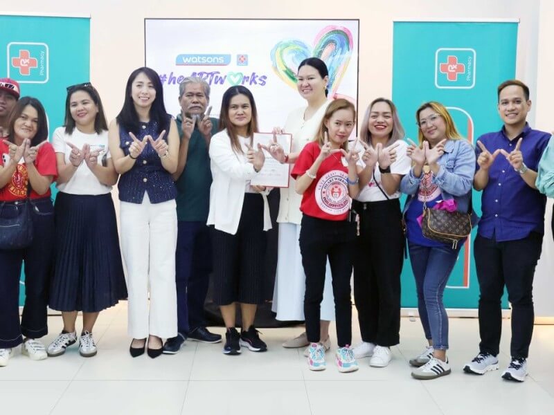  Heart Warriors Philippines Inc. presented a certificate of appreciation to Watsons Philippines with master artist Noli Española (sixth from left) for its meaningful initiative in promoting heart health and creating safe spaces for learning and expression. | Contributed photo
