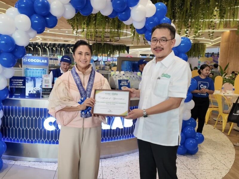 Fruitas founder and CEO Lester C. Yu with Naga City Mayor Leni Robredo at the opening of CocoLab's first standalone store at SM CityNaga./Photo from Fruitas&nbsp;