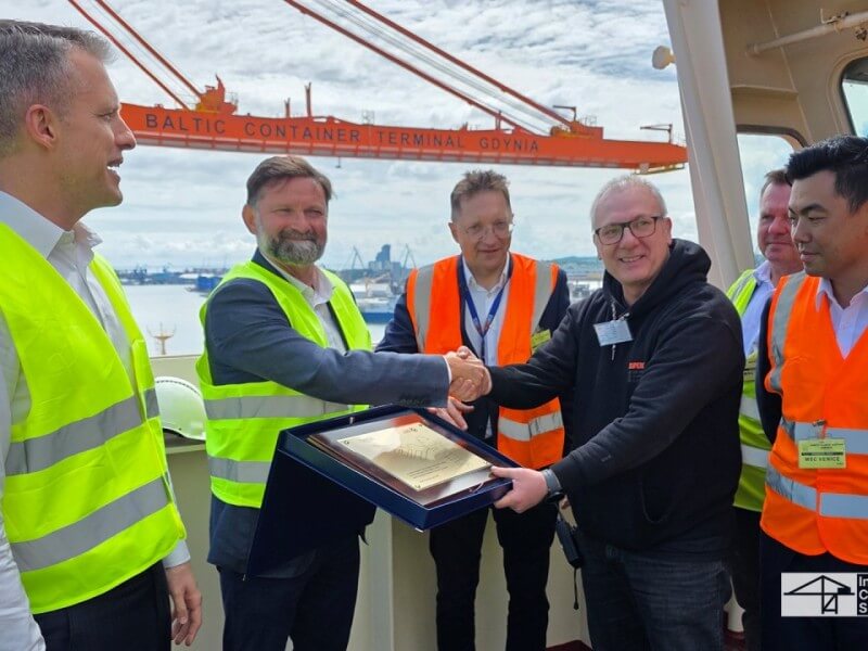 Piotr Gorzeński (second from left), Port of Gdynia Authority CEO, hands a memento to Captain Jurica Separovic (fourth from left), MSC Venice vessel master, in commemoration of the ship&rsquo;s inaugural call at the Port of Gdynia. They are joined by Arkadiusz Marchewka (far left), Polish Ministry of Infrastructure state secretary; Wojciech Szymulewicz (third from left), BCT former CEO; Andrzej Jarmakowicz (fifth from left) of MSC Poland; and Patrick Chan, BCT CEO./Photo from ICTSI&nbsp;