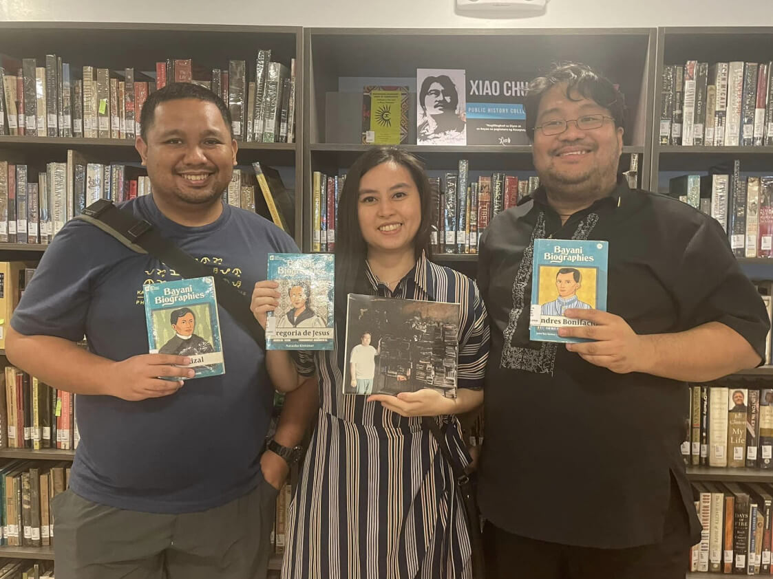 Ruth with John Ray Ramos (left) and Xiao Chua (right) authors of the popular Bayani Biographies series of books./Contributed photo