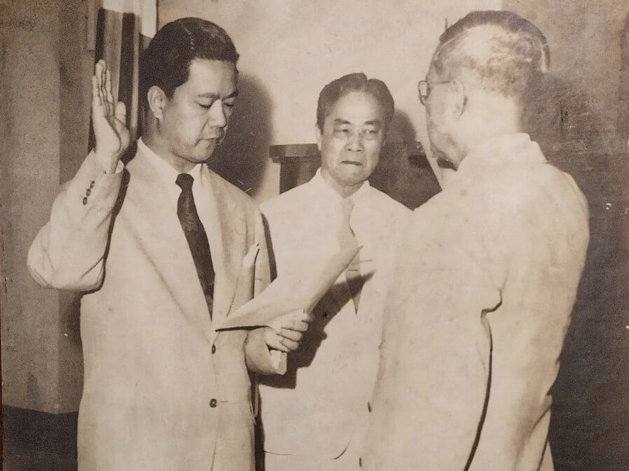 Sen. Gil Puyat as he was being sworn in. Beside him is his father, Gonzalo. (Photo courtesy of the VGP Group of Companies/Puyat family archives)