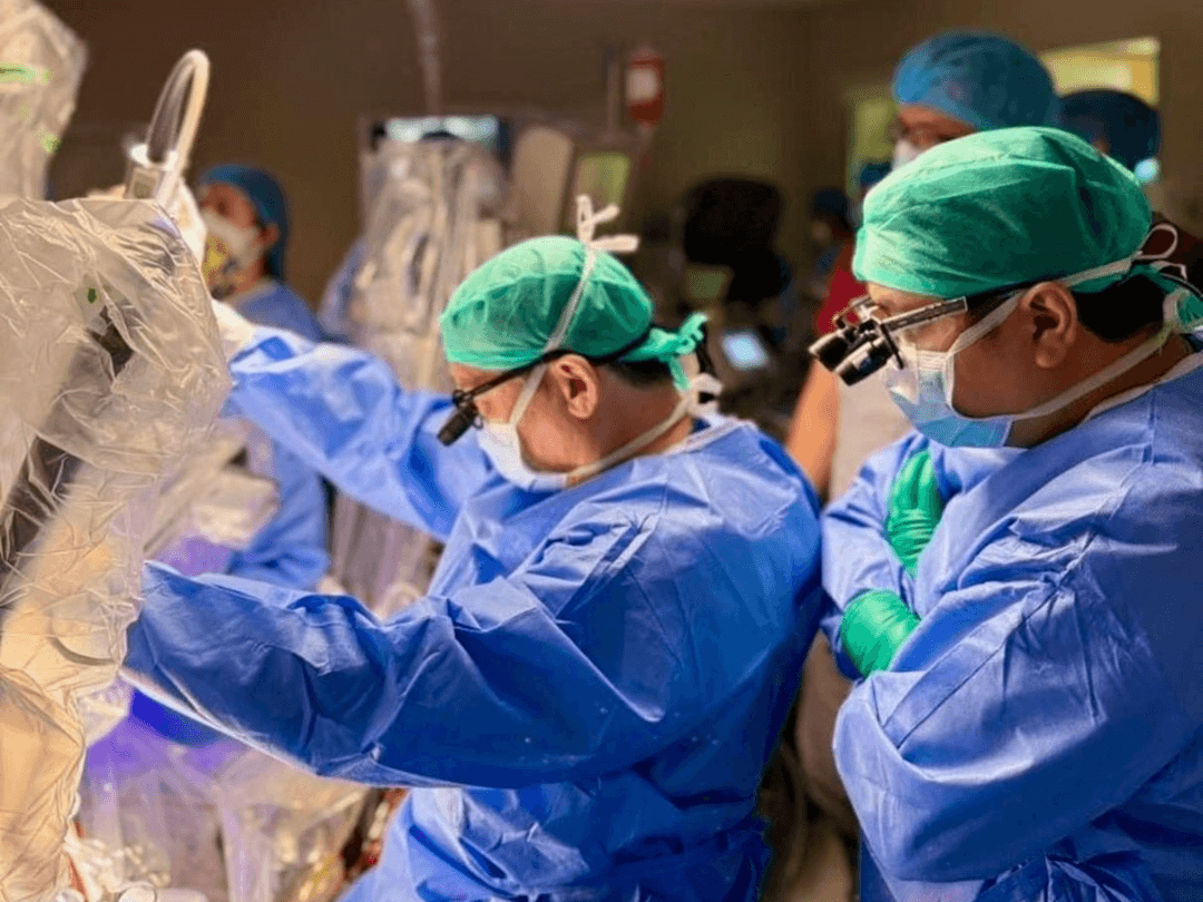 History in the making: A surgeon performs a robot-aided cardiac surgery./ Photo from SLMC