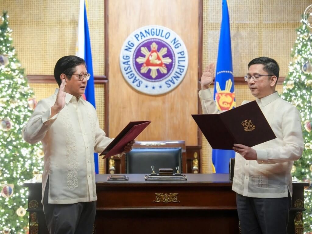 Charlito Mendoza takes his oath as the new head of the Bureau of Internal Revenue before President Marcos in Malacañang./Photo from the BIR Facebook page