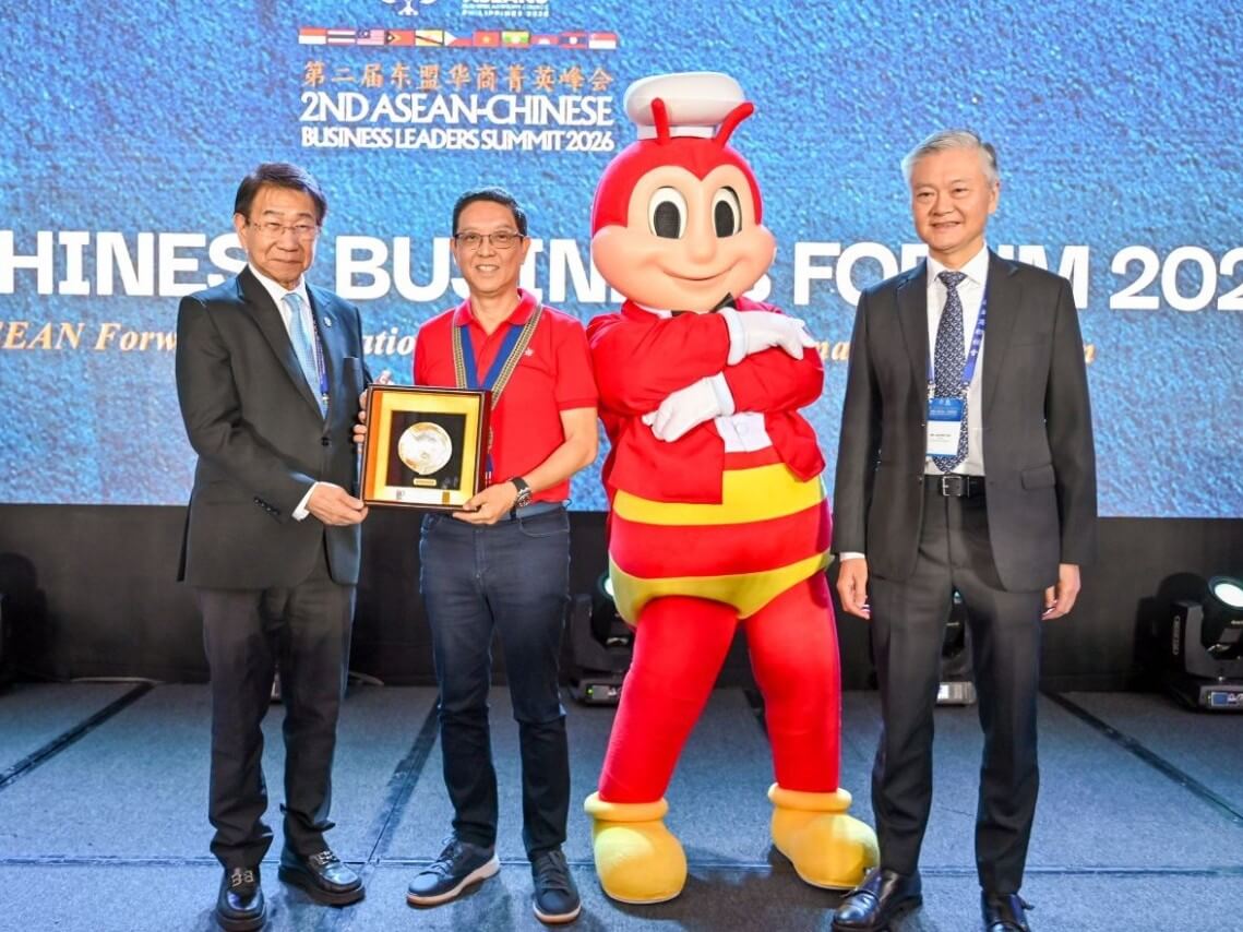 Jollibee Group global president and CEO Ernesto Tanmantiong (second from left) &nbsp;underscores the importance of building globally competitive homegrown brands through innovation and regional collaboration at the summit organized by the Federation of Filipino-Chinese Chambers of Commerce and Industry Inc. (FFCCCII). | Contributed photo