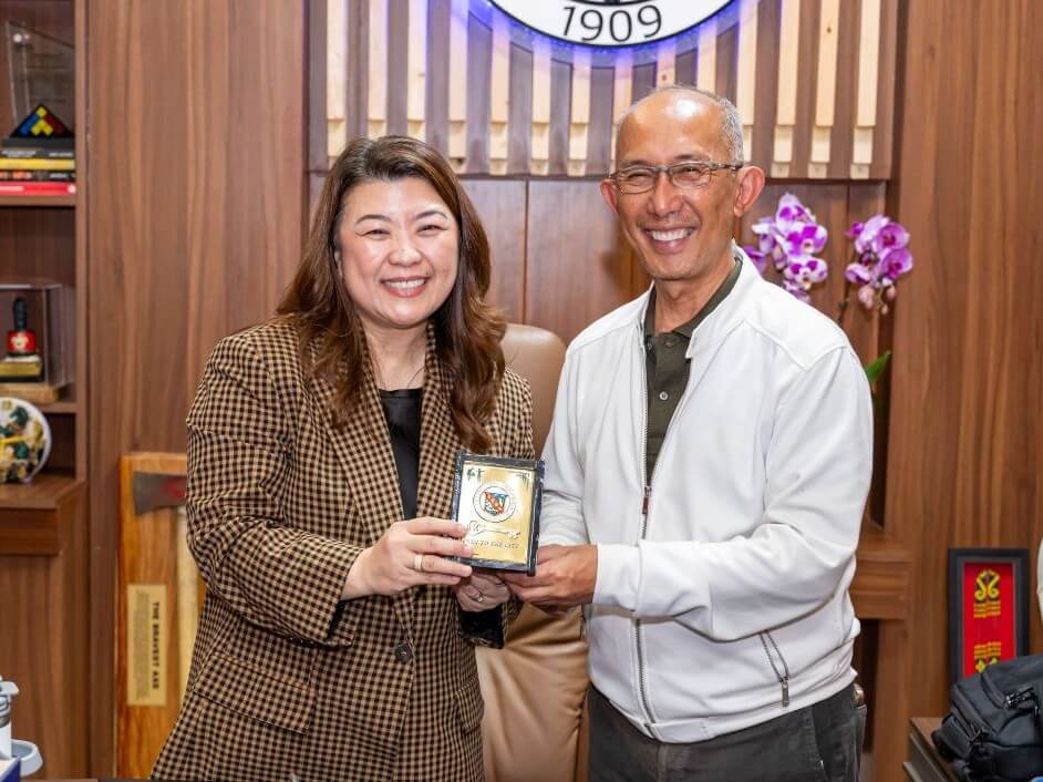 Recognition of partnership: Baguio City Mayor Benjamin Magalong (right) presents the Key to the City to Jollibee&rsquo;s Ruth B. Angeles (left), recognizing the Jollibee Group&rsquo;s partnership in advancing employment for senior citizens and persons with disabilities. | Contributed photo