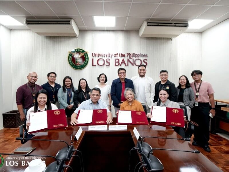 Jollibee Group Foundation (JGF) and the University of the Philippines Los Ba&ntilde;os (UPLB) formalize a partnership to strengthen farmer training, knowledge sharing, technology transfer and capacity building for smallholder farmers. At the MOU signing are (seated, from left) UPLB Department of Agribusiness Management and Entrepreneurship chair Asst. Prof. Nanette A. Aquino, UPLB chancellor Dr. Jose Camacho Jr., JGF president Gisela Tiongson and JGF program director LA Cruzat. | Contributed photo