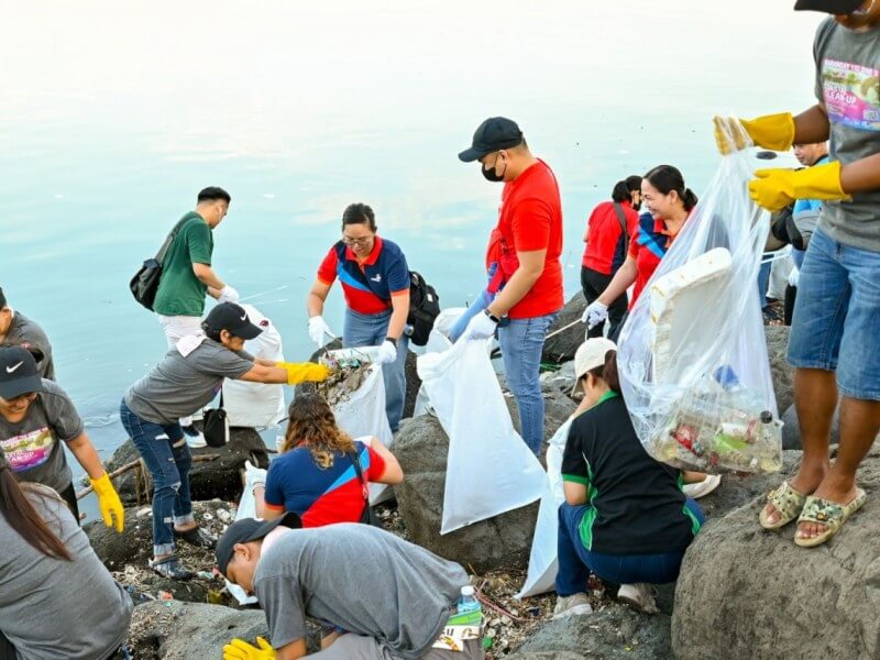 Employee volunteers from Jollibee, Mang Inasal, Chowking and Greenwich work together to help protect coastal areas and marine life through the Jollibee Group&rsquo;s nationwide environmental initiative. | Contributed photos