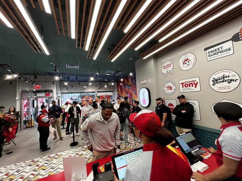 Opening-day crowds pack the Jollibee Manhattan East 42nd Street branch, while continued customer traffic points to strong early momentum in Midtown Manhattan. | Contributed photo