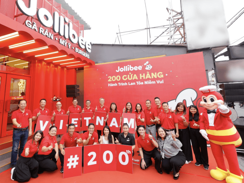 Jollibee Group Global CEO Ernesto Tanmantiong (2nd row, 5th from left); Jollibee Group Philippines CEO and Jollibee Global head Joseph Tanbuntiong (2nd row, 6th from left); Jollibee Group Global chief business support officer William Tan Untiong (2nd row, 3rd from left); Jollibee Group chief financial and risk officer Richard Shin (2nd row, 2nd from left); Jollibee EMEAA president Dennis Flores (2nd row, 4th from left); Jollibee Vietnam managing director Lam Hong Nguyen (1st row, 3rd from left)./Photo from Jollibee 