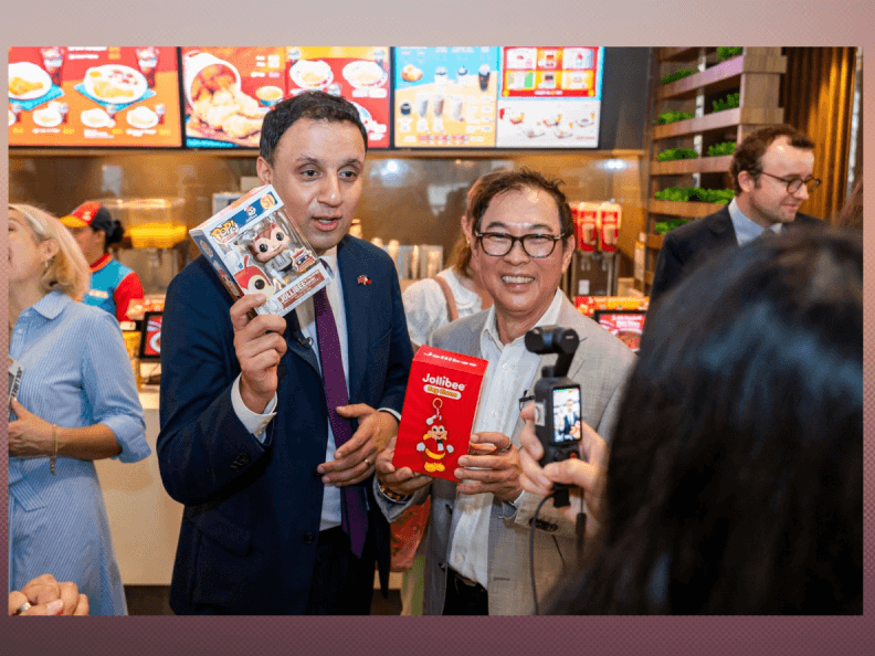 Bida ang Saya. UK Minister for Trade Anas Sarwar receives limited-edition Jollibee merchandise during his visit to the BGC Triangle Drive store.| Contributed photo