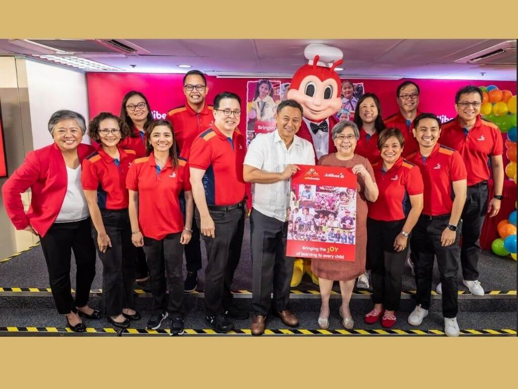 Jollibee poses with Education Secretary Sonny Angara, OIC-Undersecretary Dr. Carmela C. Oracion, and the Jollibee Philippines and Jollibee Group Foundation leadership teams during the launch of the Jolliskwela employee volunteerism program. | ​Contributed photo