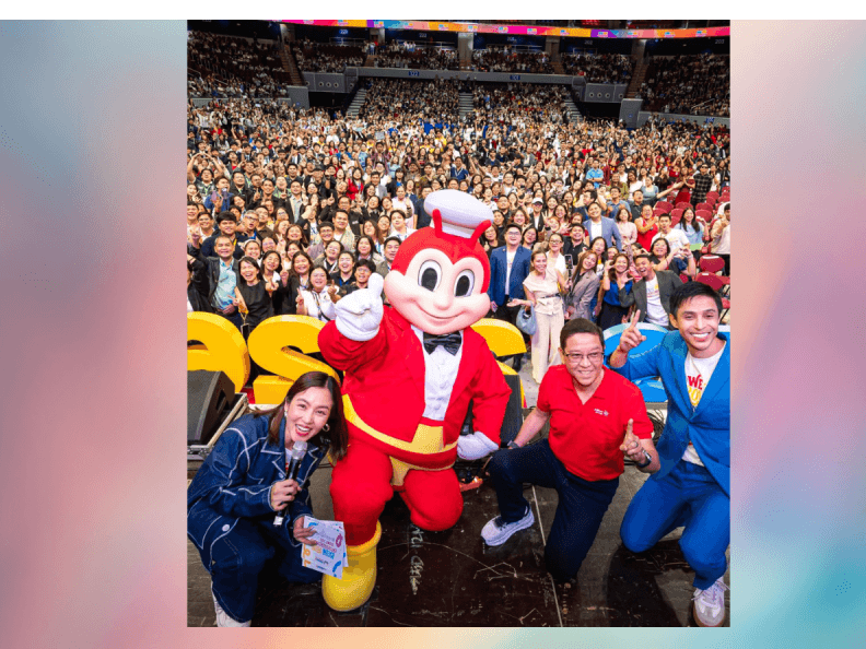 Jollibee Group global president and CEO 𝗘𝗿𝗻𝗲𝘀𝘁𝗼 𝗧𝗮𝗻𝗺𝗮𝗻𝘁𝗶𝗼𝗻𝗴 (second from right)) caps his speech at the inaugural ASEAN Youth Entrepreneurship Summit 2026 with a groufie alongside young entrepreneurs and participants at the SM Mall of Asia Arena. | Contributed photo