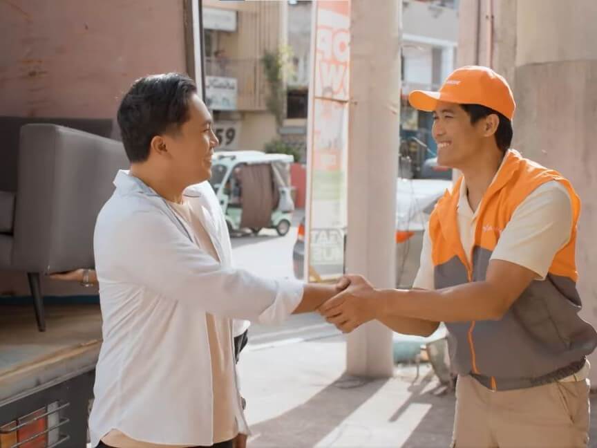  A Lalamove partner driver shakes hands with a satisfied customer after a successful delivery, reflecting the growing trust in app-based logistics./ Contributed photo