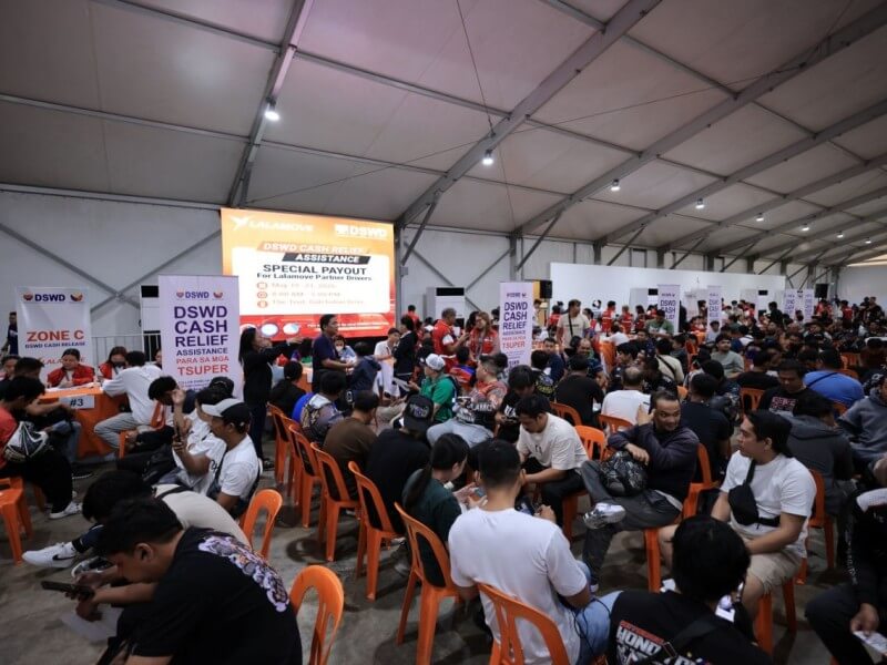 Lalamove partner-drivers receive cash aid from DSWD.| Contributed photo