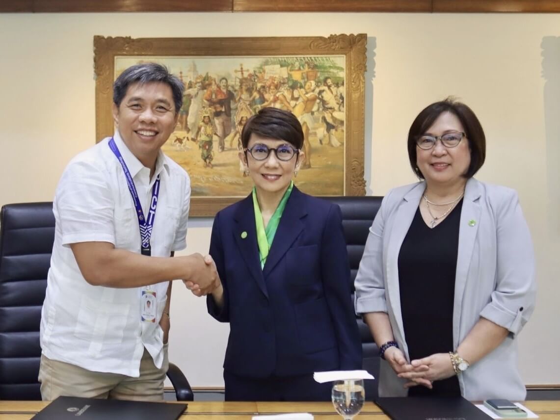 DICT chief Henry Rhoel R. Aguda (left) and Landbank president and CEO Lynette V. Ortiz (center) sign a memorandum of understanding to develop AI-powered solutions aimed at improving MSME credit assessment, business development, and access to financing. Joining them is Landbank executive vice president Charlotte I. Conde (right). | Contributed photo