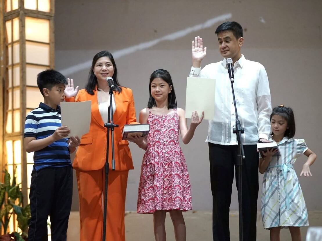 Dax Cua being sworn in as governor alongside his family. | Source: Dax Cua Facebook