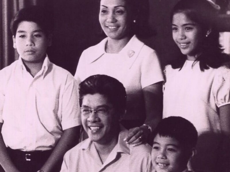 The young Roxas family with children Ria, Dinggoy, and Mar. | Source: Mighty Magulang - Facebook (Click to view full image)