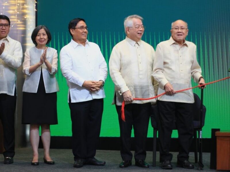 PHINMA chair emeritus Oscar J. Hilado (right) with chair and CEO Ramon R. del Rosario Jr., EVP - construction materials Eduardo A. Sahagun, group controller Regina B. Alvarez, and CFO EJ A. Qua Hiansen during a bell ringing ceremony at the PSE Tower in 2024. | Photo from PHINMA website. (Click to view full image)