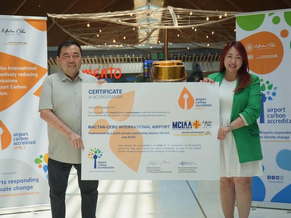 Julius Neri Jr., general manager and CEO of Mactan Cebu International Airport Authority, and Ricia Montejo, Mactan Cebu International Airport general manager of Aboitiz InfraCapital Cebu Airport Corp. (ACAC), show MCIA&rsquo;s Level 2 Airport Carbon Accreditation from Airports Council International Asia-Pacific and Middle East (ACI APAC & MID). MCIA is the first and only Philippine airport to achieve this accreditation. | Contributed&nbsp;