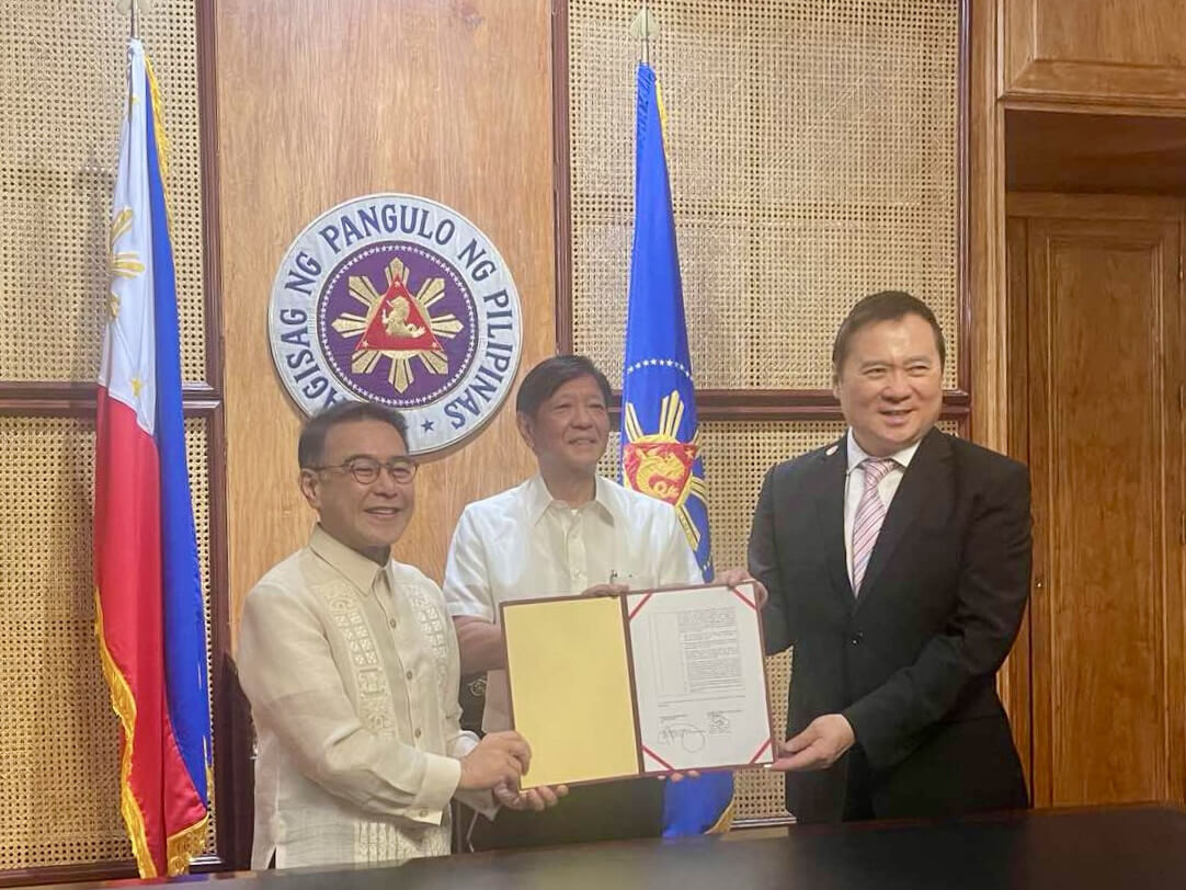 President Marcos, flanked by Maharlika Fund CEO Joel Consing and NGCP vice chair Henry Sy. Jr. during the signing of the landmark deal in Malacañang Palace on Monday./Contributed Photo