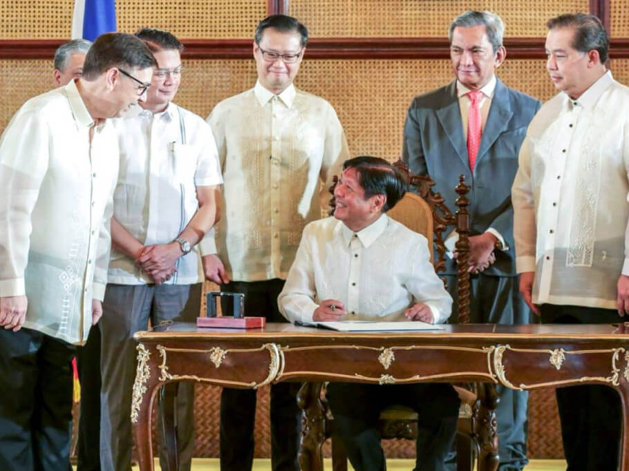 President Marcos signs Republic Act No. 12023 levying a 12% VAT on digital transactions in the presence of lawmakers and Cabinet officials in Malacañang Palace on Wednesday./DOF Photo