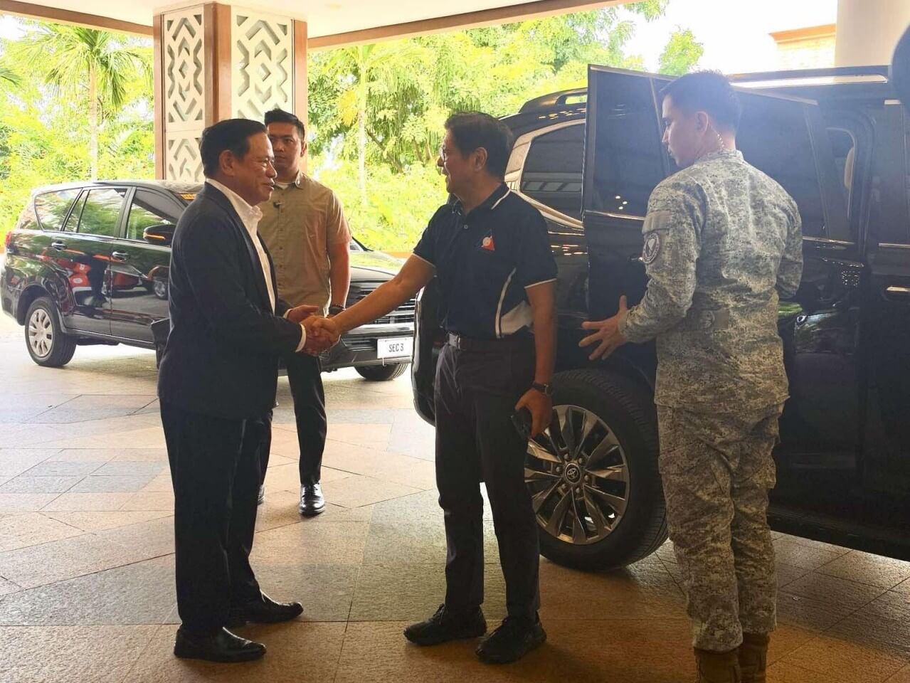 Cebuano businessman Justin Sy Uy, chair of the 800-room Jpark Island Resort & Waterpark and president of Profood International Corp., welcomes President Ferdinand Marcos Jr. to the resort in Lapu-Lapu City for the 26th National Public Employment Service Office (PESO) Congress. | Contributed photo