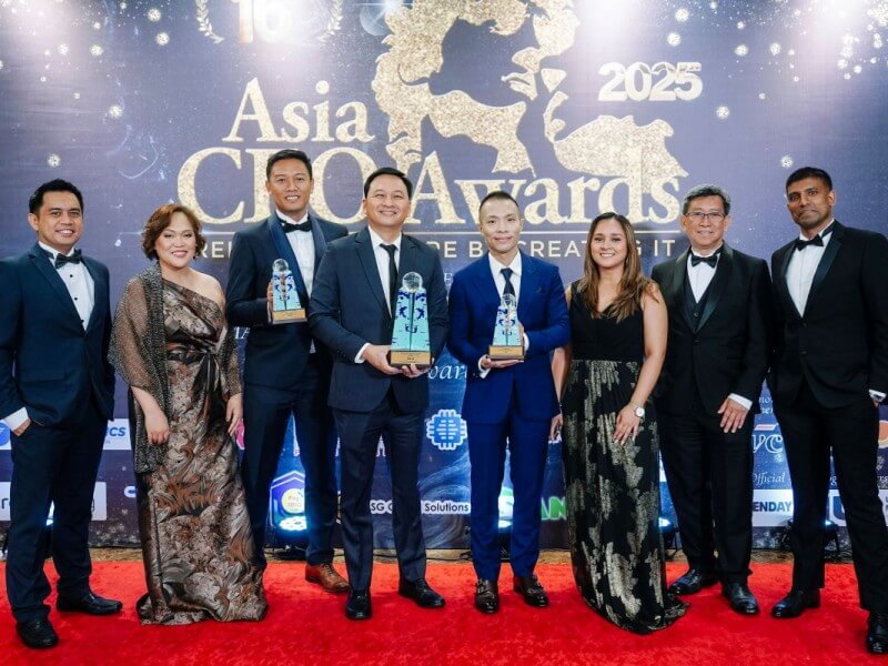 Maya Group executives receive their Asia CEO Awards trophies. From left: Melecio Valerio, VP- data governance; Beverly Dolor, Maya Bank chief technology officer; Gian Carlo Ebao, VP– engineering; Kristoffer Rada, head of corporate affairs; Alfred Lo, Group chief technology officer; Jackielyn Diola, ESG officer; Eric Jose Tiongson, principal enterprisearchitect; Sajal Dutta, VP – infrastructure systems & service engineering. | Contributed photo