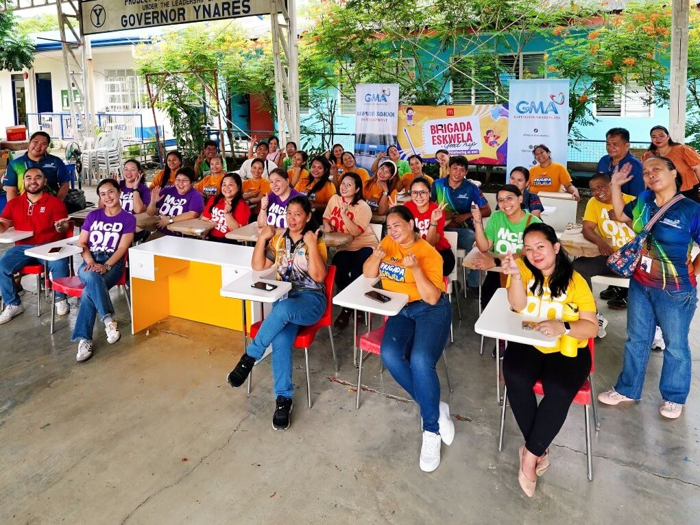 After an afternoon spent cleaning classrooms, McDonald’s team and volunteers turn over reclassified chairs and tables to teachers of Catmon Elementary School in Rodriguez, Rizal, as part of this year’s Brigada Eskwela participation./ Contributed photo